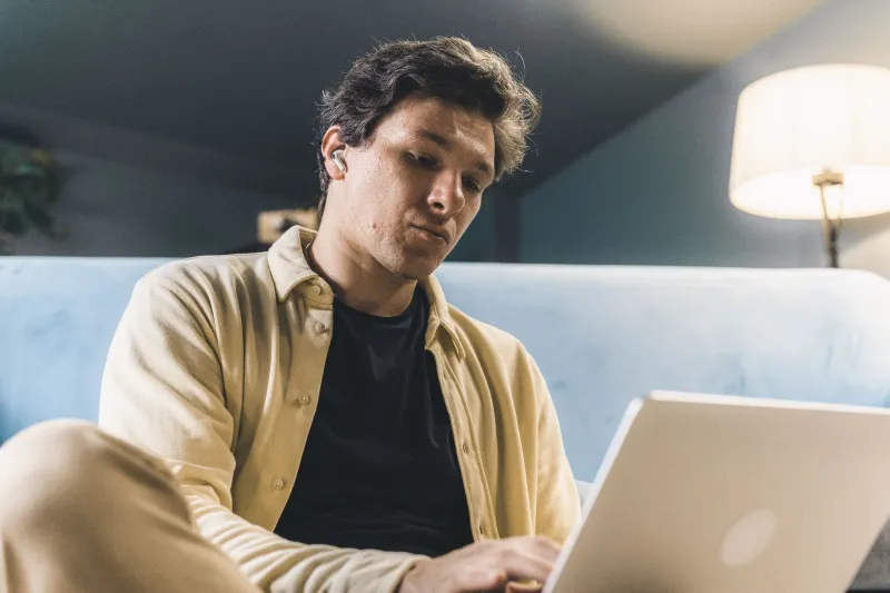 Couch Punter vs Casino Regular: The Hidden Forces Shaping Your Bets at Home