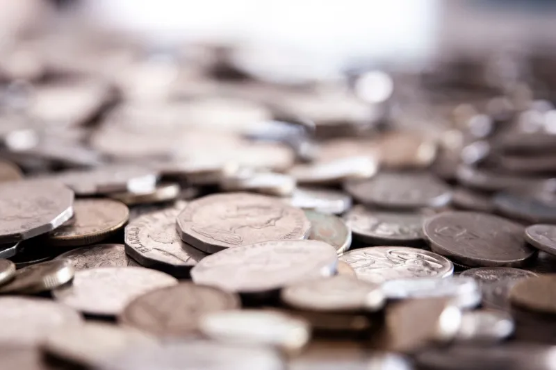 Five Bucks at a Time: The Sneaky Maths Behind Small Bets That Quietly Bleed Your Bankroll Dry